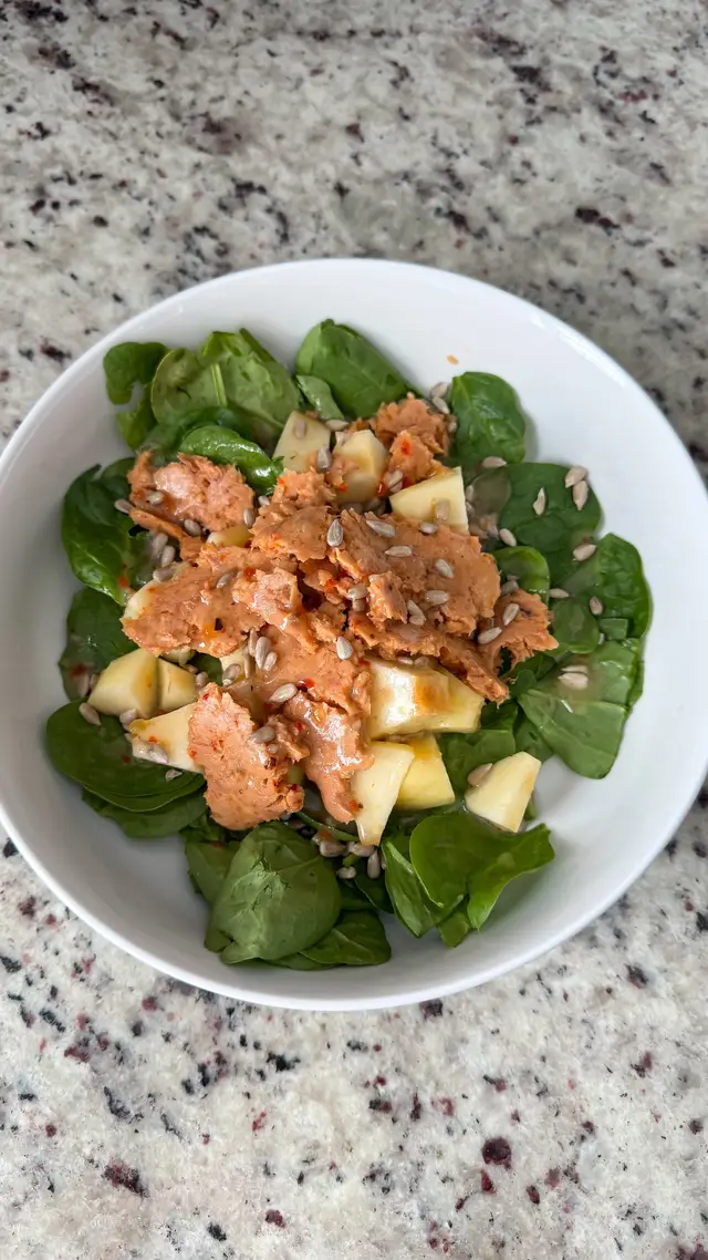 Tuna Apple Spinach Salad Recipe Quick, protein-packed, and refreshing! Ingredients: • Baby spinach • 1 pouch Sweet & S