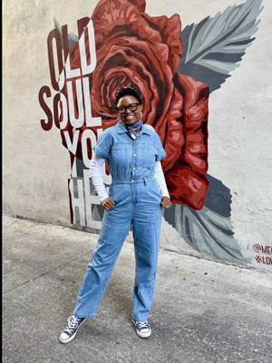 Who doesn’t love a good jean jumpsuit for the fall?! 🍂👖 I love that I could pair this one with a cute white ribbed long