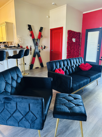 Red Chamber Suite Texas AIRBNB thumbnail