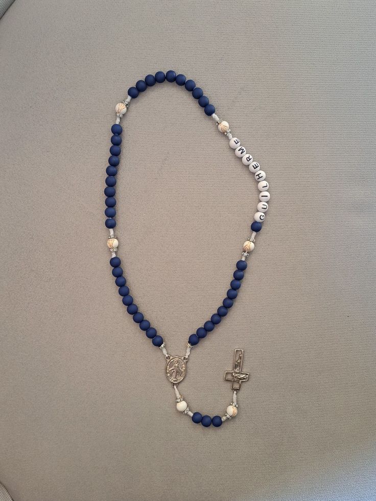 Terço azul escuro com bolinhas brancas thumbnail