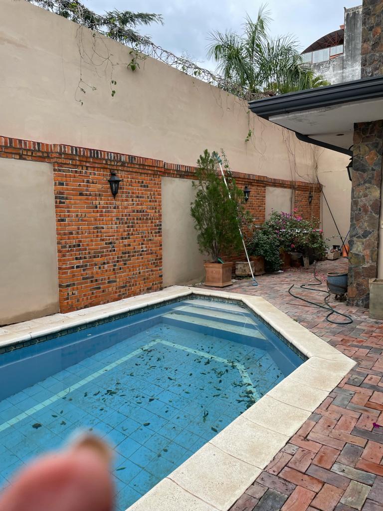 Hermosa residencia c/piscina Barrio Las Mercedes 360.000 dolares thumbnail