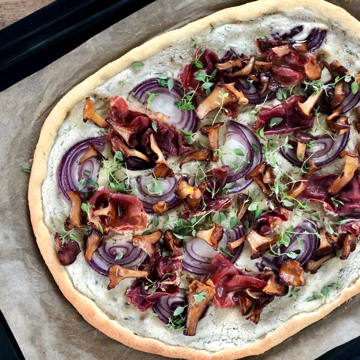 Vit pizza med kantareller  thumbnail