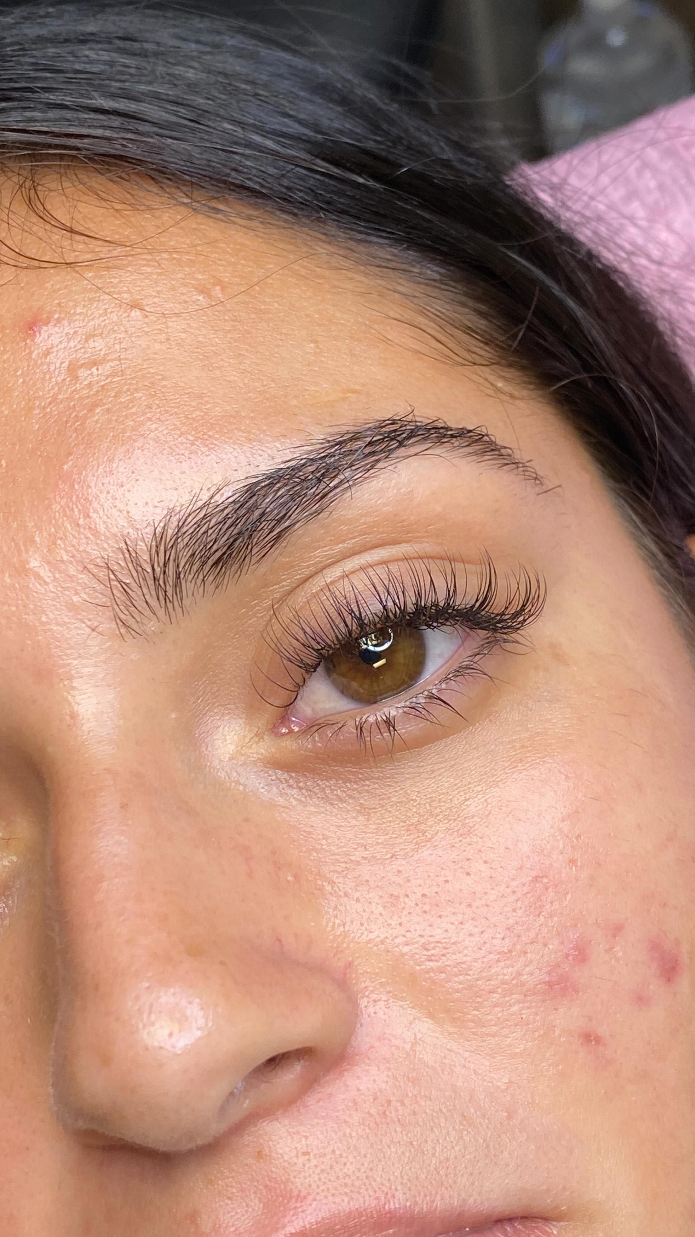 That effortless look that actually takes a few hours 🤣 

Classic set: medium length ✨
•
•
•
#lashtech #tallyminks #lashe