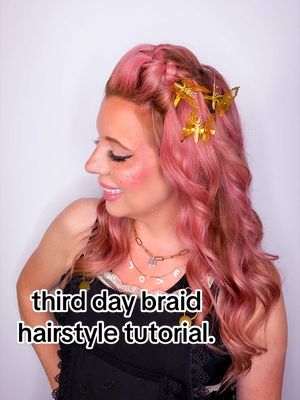 Third-day hair but make it ✨elevated✨ This half-up side French braid with soft beachy curls is my go-to for effortless g