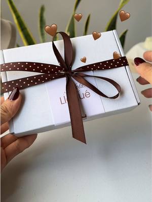 Empacar bonito es mi love language 🤎 #emprendimiento #clientes #happy 