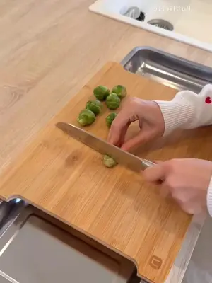 ¿Cocinas y acabas con la encimera llena de restos? 😩✨ Esta tabla de cortar con recipientes magnéticos es el complemento 