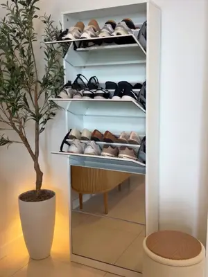 ¿Poco espacio en la entrada y demasiados zapatos? 👀✨ Este zapatero alto con espejo de cuerpo entero es la solución perfe