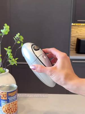 Dos cosas que tengo en mi cocina y me facilitan el día a día 😍👇 1️⃣ Abrelatas eléctrico de acero inoxidable 🥫 👉 Funciona