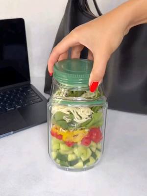 🥗✨ ¿Buscas una manera fácil de mantener tu vida fitness organizada? Este contenedor de ensalada con compartimento para a