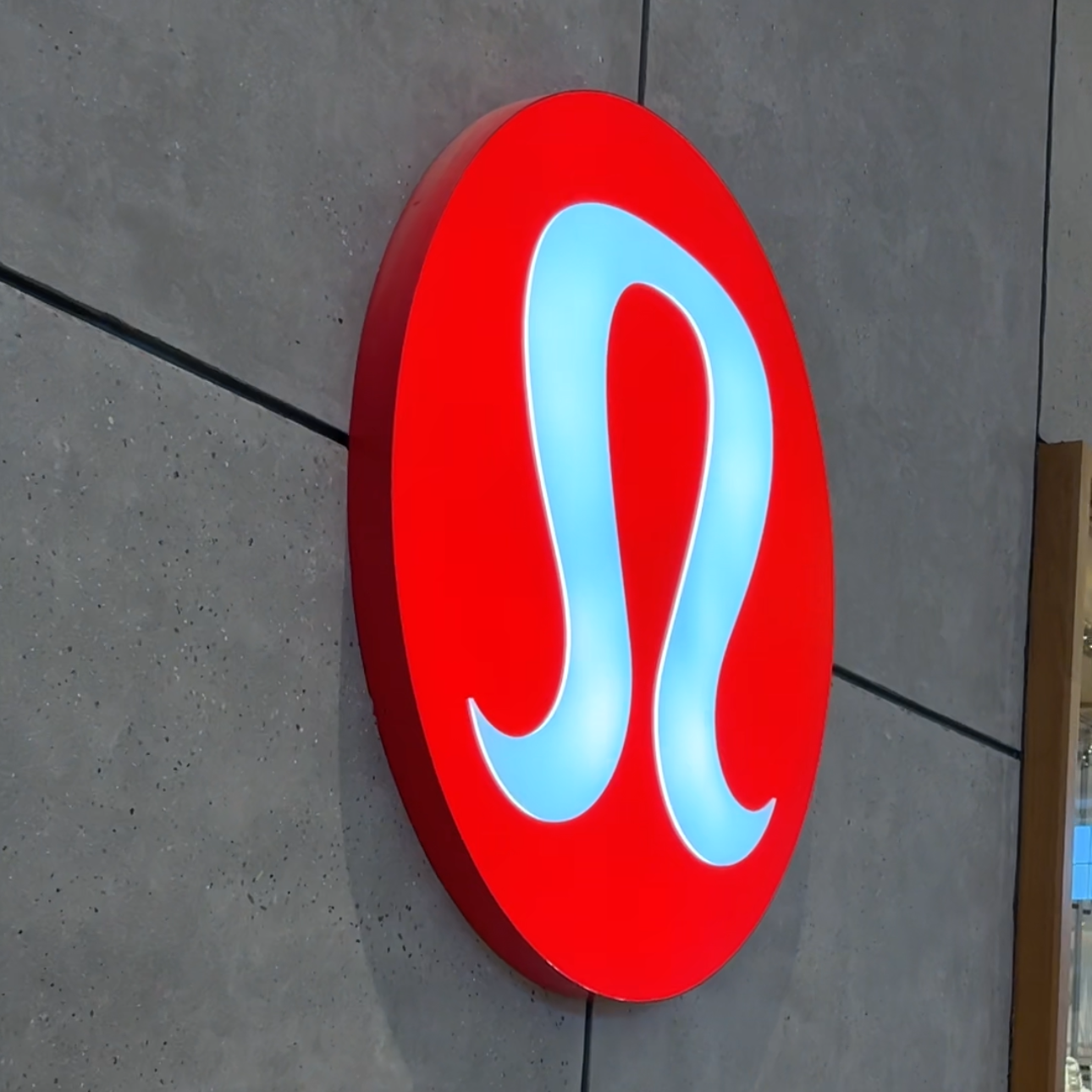 shop lululemon thumbnail