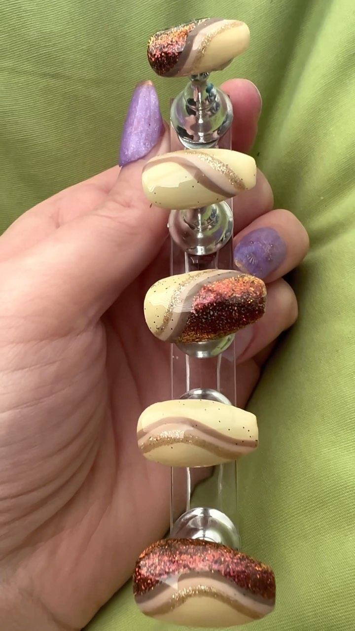 Happy Thanksgiving, heres a new nail set to get ya in the mood for some fancy chocolate.
#PremiereRush #nails #nailart #