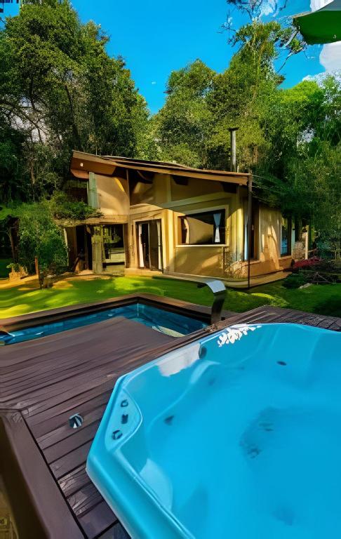 Refúgio na Serra da Cantareira · Hidromassagem · Lareira thumbnail