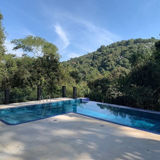 Suíte na Serra da Cantareira · Hidromassagem · Piscina · Café da Manhã · Lareira thumbnail