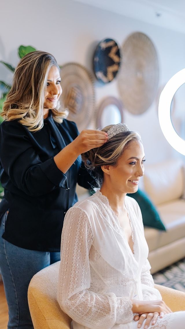 Maquiagem e penteado para noivas. Agende aqui ⬇ thumbnail