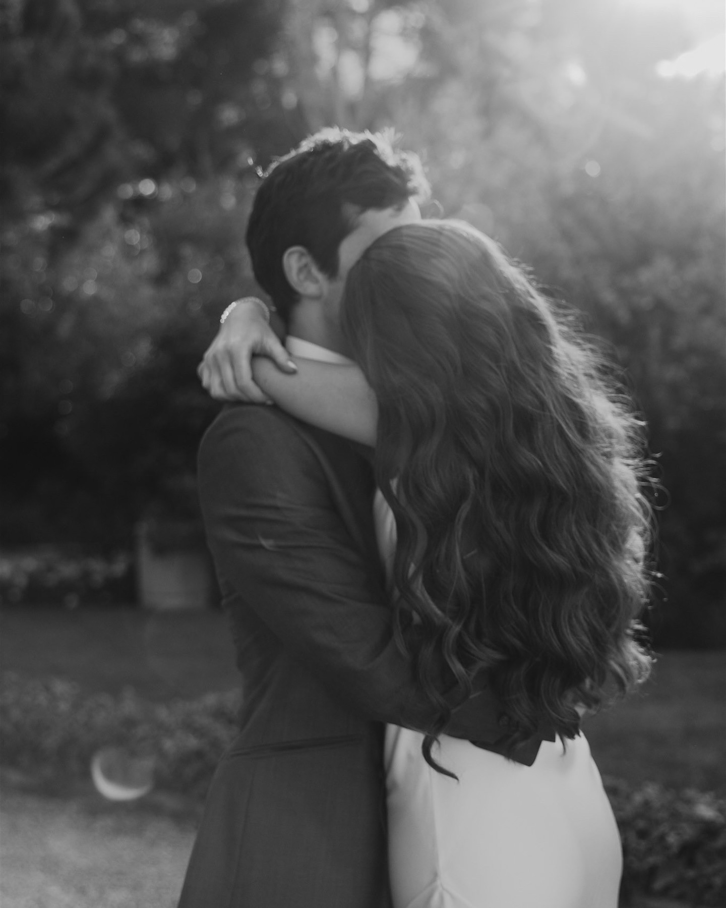 Soulmates exist ✨ 

Venue @cigarraldelasmercedes
MUAH @bokehmakeup
Bride dress and suit @ysl
Groom suit @ldcustomapparel