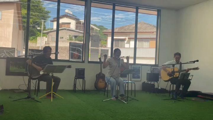 ごはんのうた♪ と いったん落ち着こう♪ を
昨日、しきしま駅のえんがわcafe さんにて
唄わせて頂きました♪
リハなし、コードも手書きで
合わせてくださった演奏家の先生方に感謝✨
お歌は音が外れたりひっくりかえったり🤣
練習に励みます👍