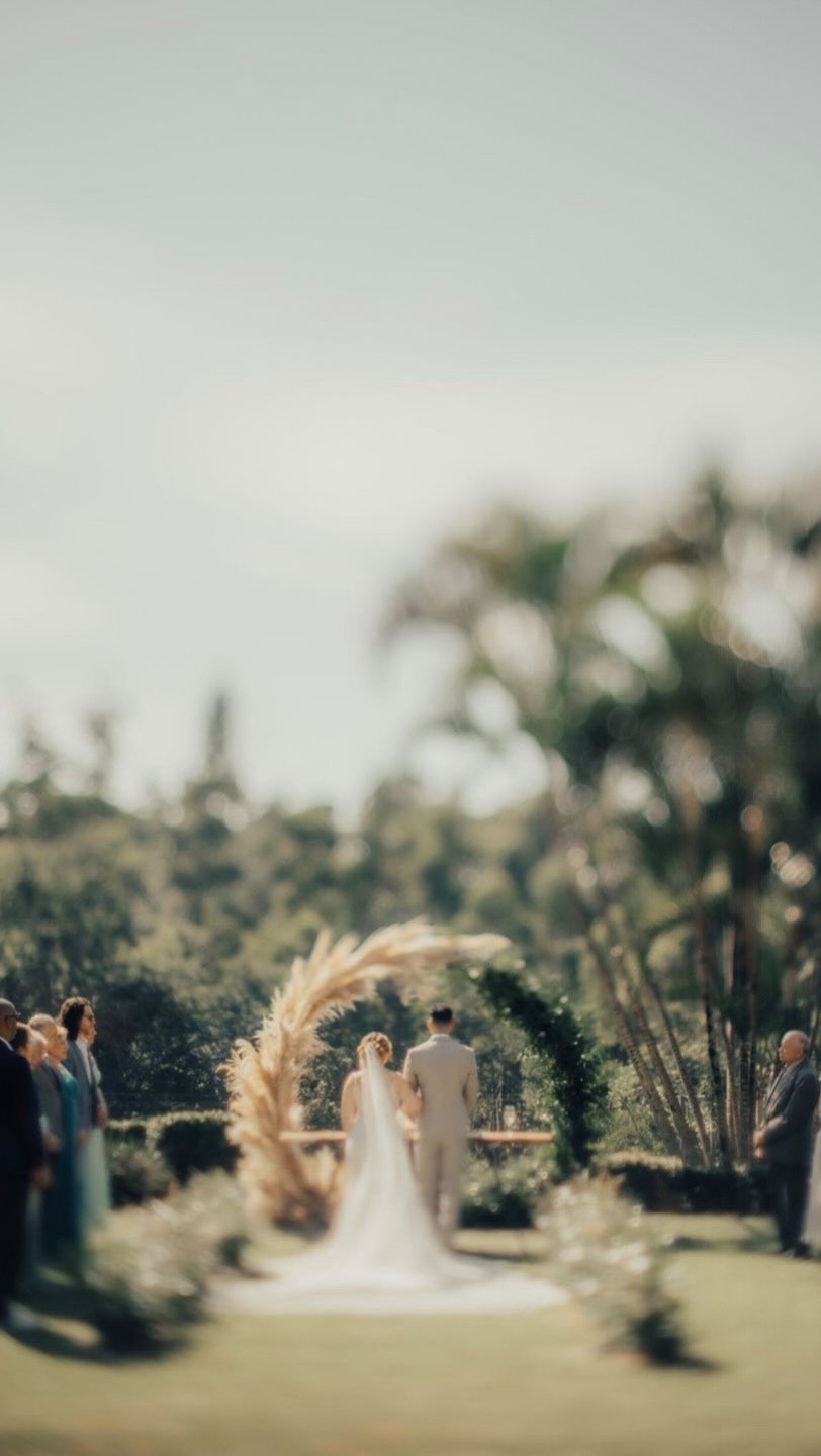 A cerimônia intimista que depois virou Backdrop, porque tinha muito da Nana e do Matheus nesse Altar. 🌾