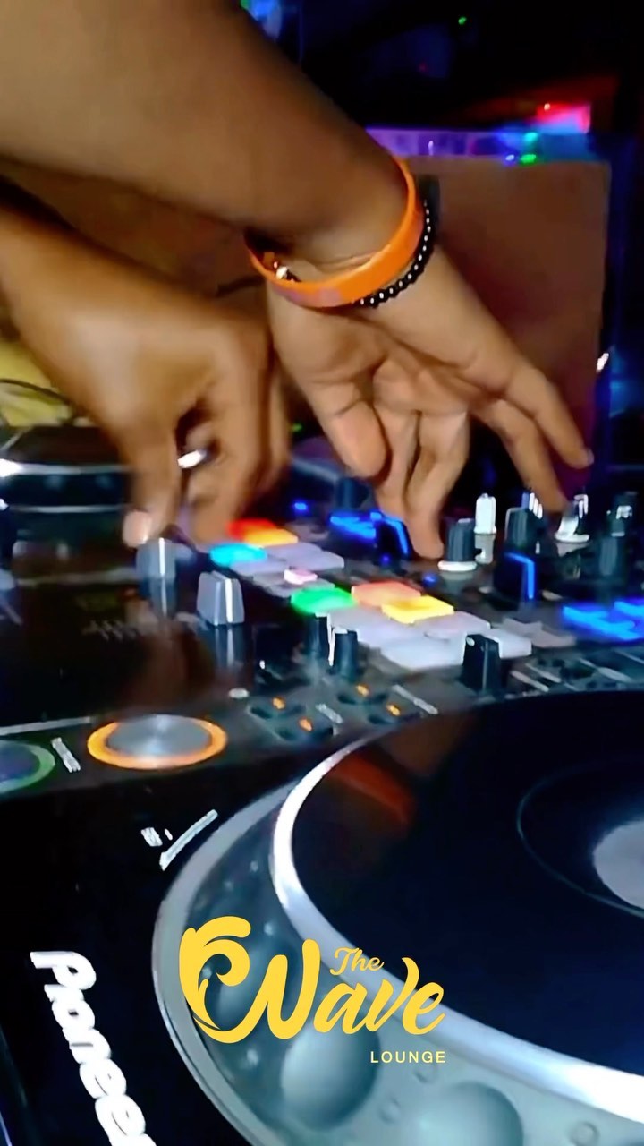 Join us tonight starting at 10:00 PM at @the_wave_lounge_official for a fire night 🔥.
#djwinb 🎶
·
🎥 @moy.photos ✨
·
·
·
