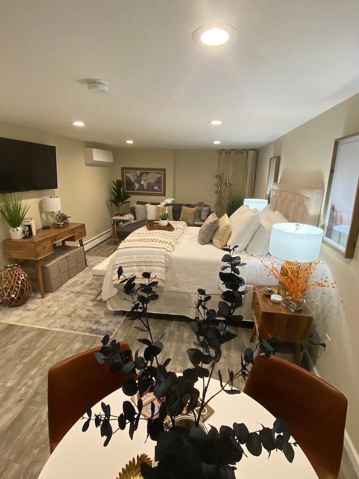 The Azalea: Cozy basement suite with outdoor jacuzzi · ★4.99 · Studio · 1 bed · 1 bath thumbnail