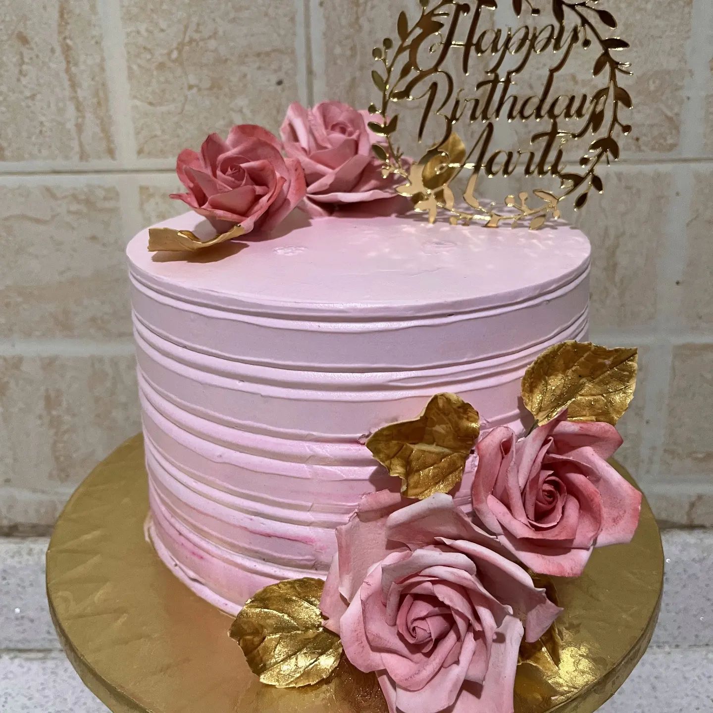 Sugar roses with customised topper #paarisbakes #haralurroadhomebaker #sarjapurroadbaker #hsrbaker #hsrlayoutbaker #hsrl