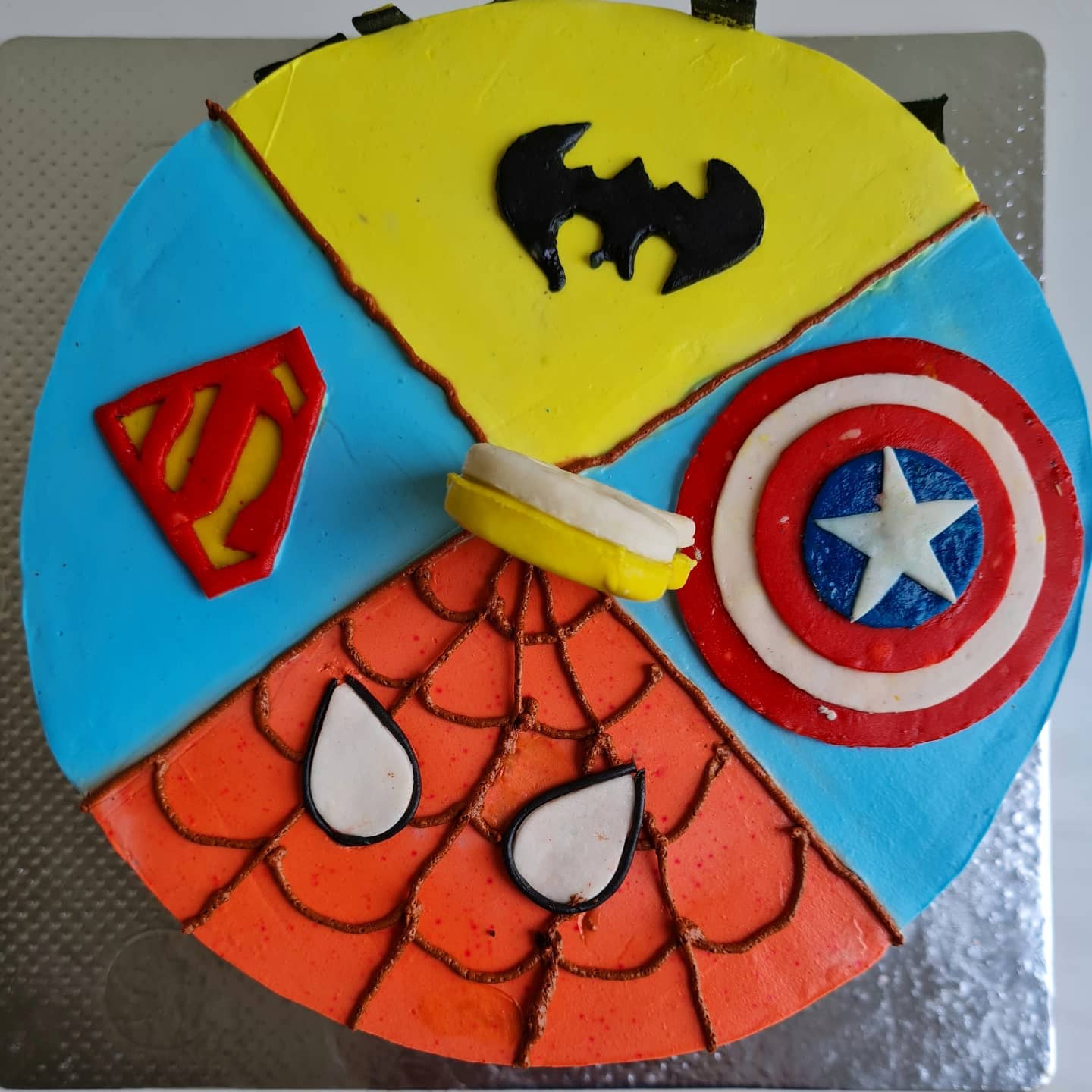 A heroic delight that will throb the heart of all those who love heroic characters.
The superhero theme on a whipped cre