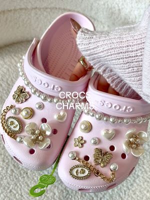 I’m obsessed with these cute & affordable Crocs charms from Amazon 🩷 The perfect summer upgrade — link is in my bio🌸 #Am