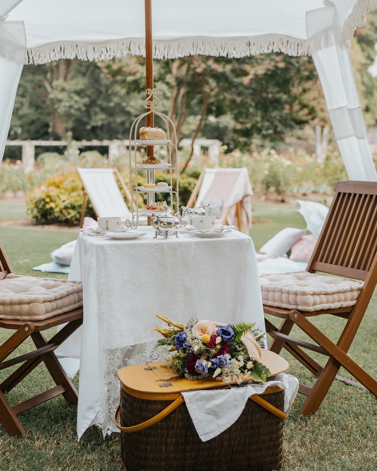 A lovely tea party for a lovely couple! 

Still can't get over these images captured by Luisa. 

Tea party picnics are a