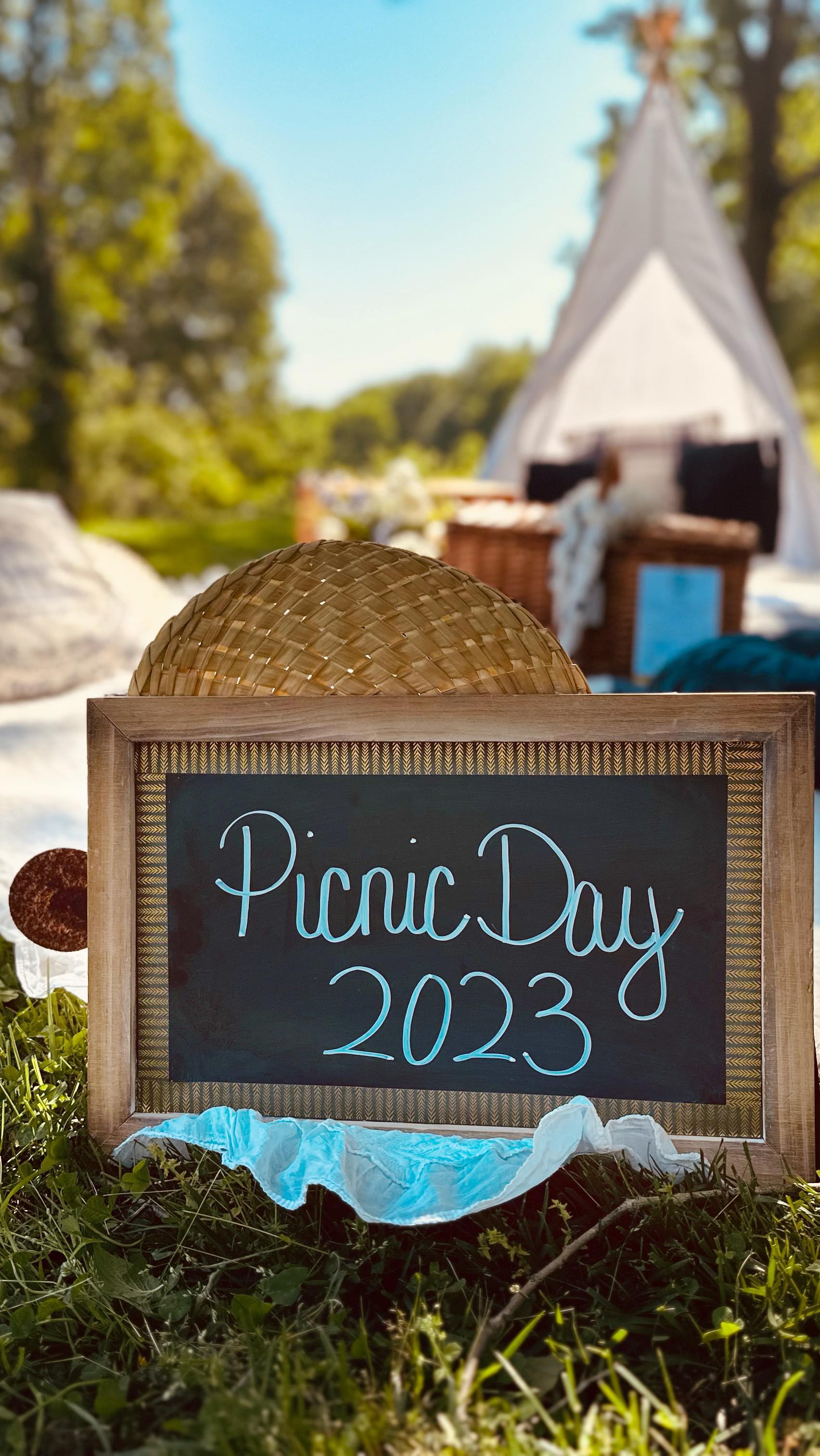 🌳 Happy National Picnic Day! 🧺✨ Today, we’re celebrating the joy of outdoor dining, laughter with loved ones, and creati