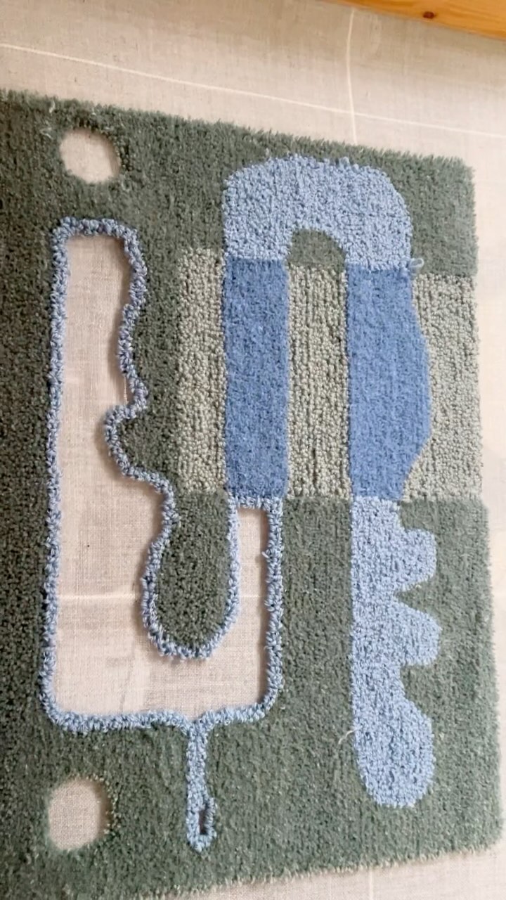 In meinem neuesten Reel zeige ich, wie ich einen kompletten Teppich tufte und mit den Flortechniken Cut Pile und Loop Pi