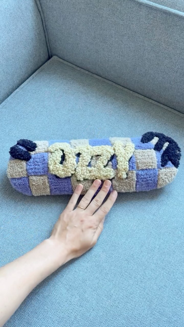 🎉✨ Heute zeige ich euch, wie ich ein kuscheliges Tuftingkissen für Ozzy zu seinem ersten Geburtstag genäht habe! Um das 