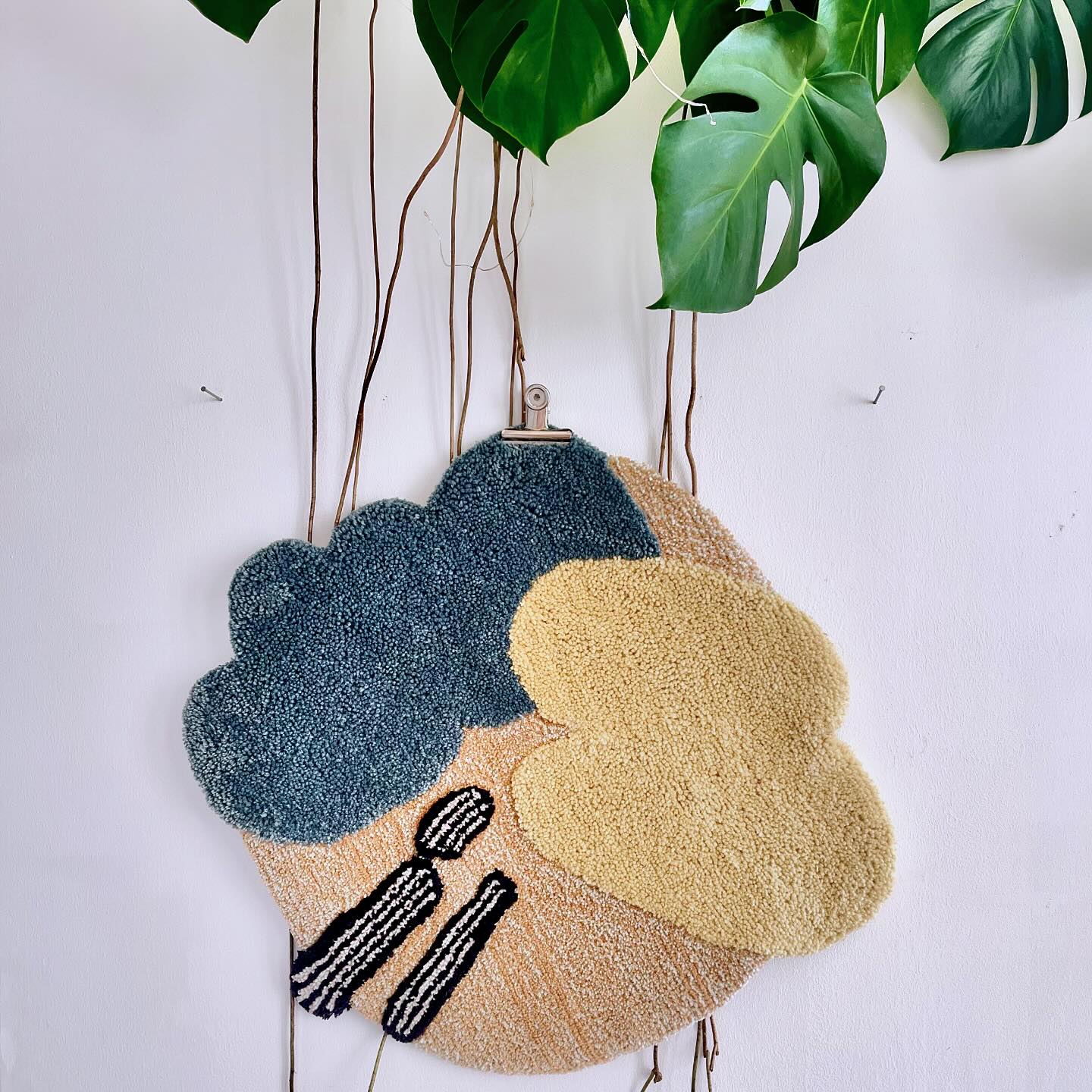 Es gibt nichts Schöneres, als ein handgetuftetes Geschenk zu machen! 🎁✨ Dieser Teppich sorgt nicht nur für warme Füße be