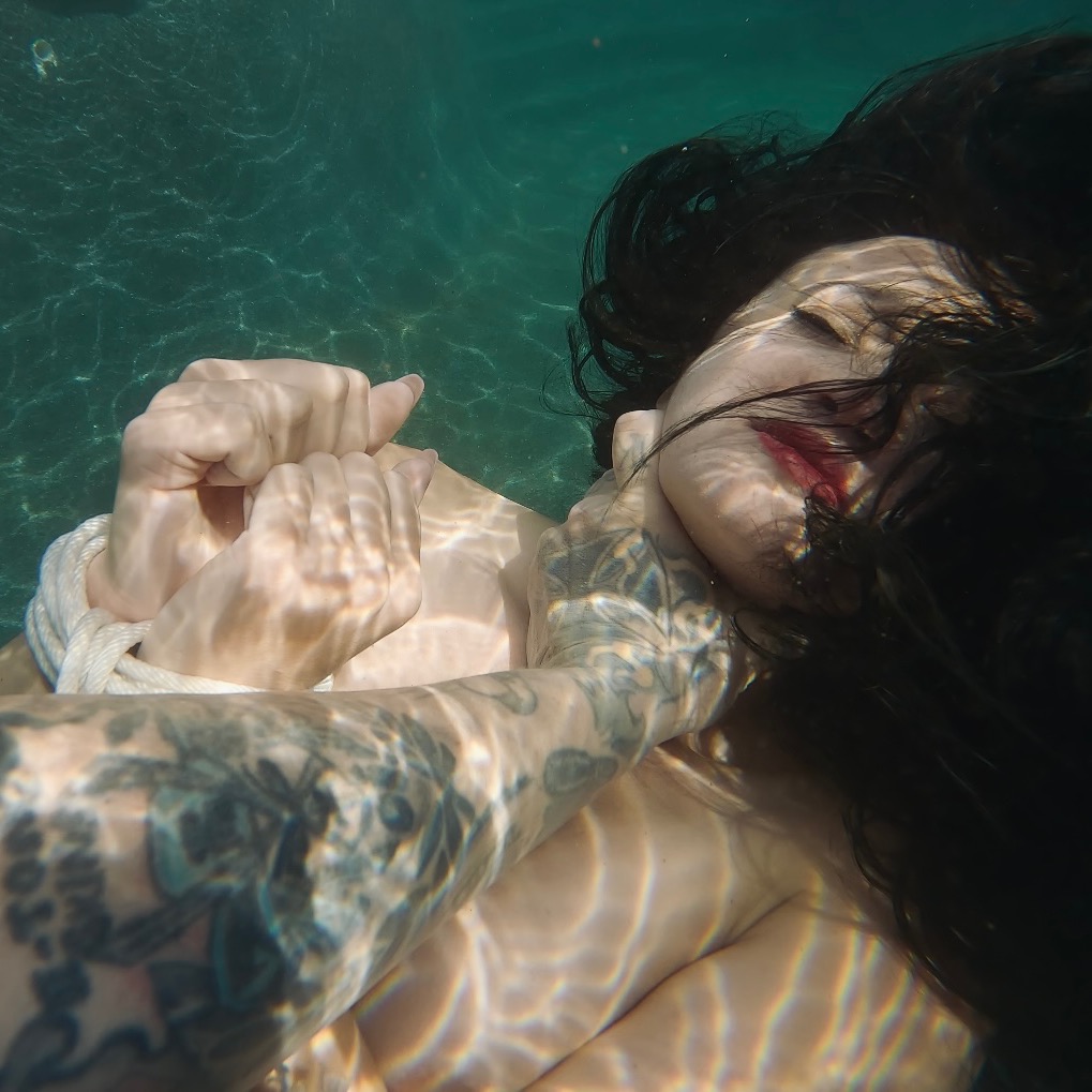 Raven Lynette Gets Wet 💦 -Official Underwater Fetish Videos thumbnail