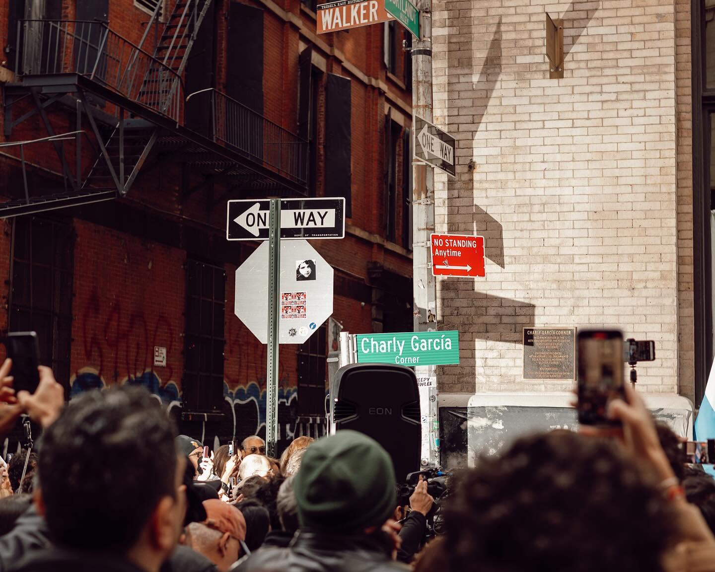 Hoy la esquina de Cortlandt Alley y Walker Street tiene un nuevo nombre: Charly García Corner 🚏

Y todo gracias a que un