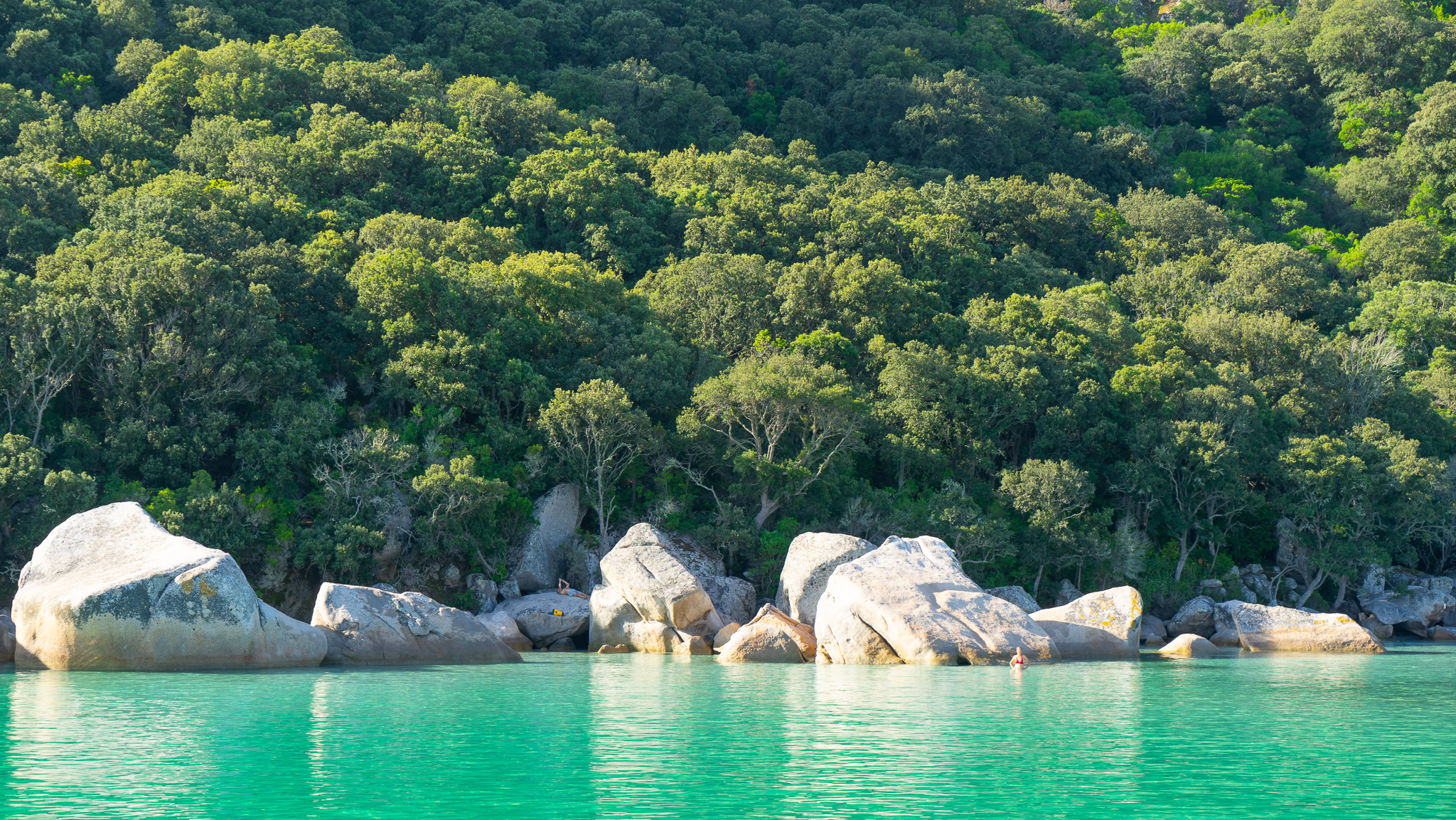 Photo shootings in stunning rock formations in wild, pristine bays thumbnail