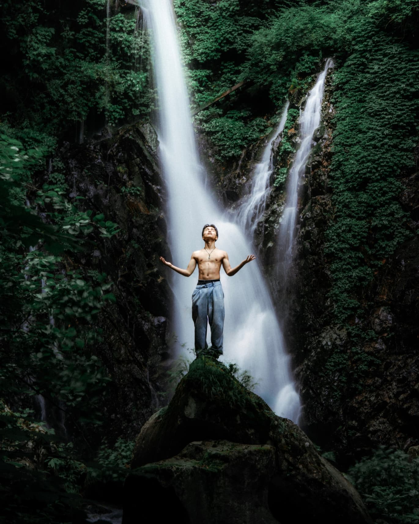 Embodying Nature. 🧘🏻‍♂️
This hidden waterfall we drove up to was too gorgeous, we had to spend hours there 😂
.
@kazumaba