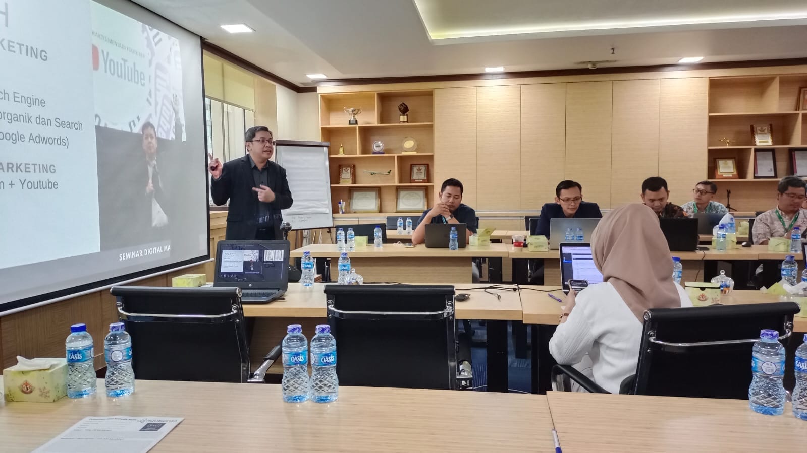 Petrus Soeganda adalah seorang pembicara internet marketing dan pelatih digital marketing yang berfokus pada pembelajara