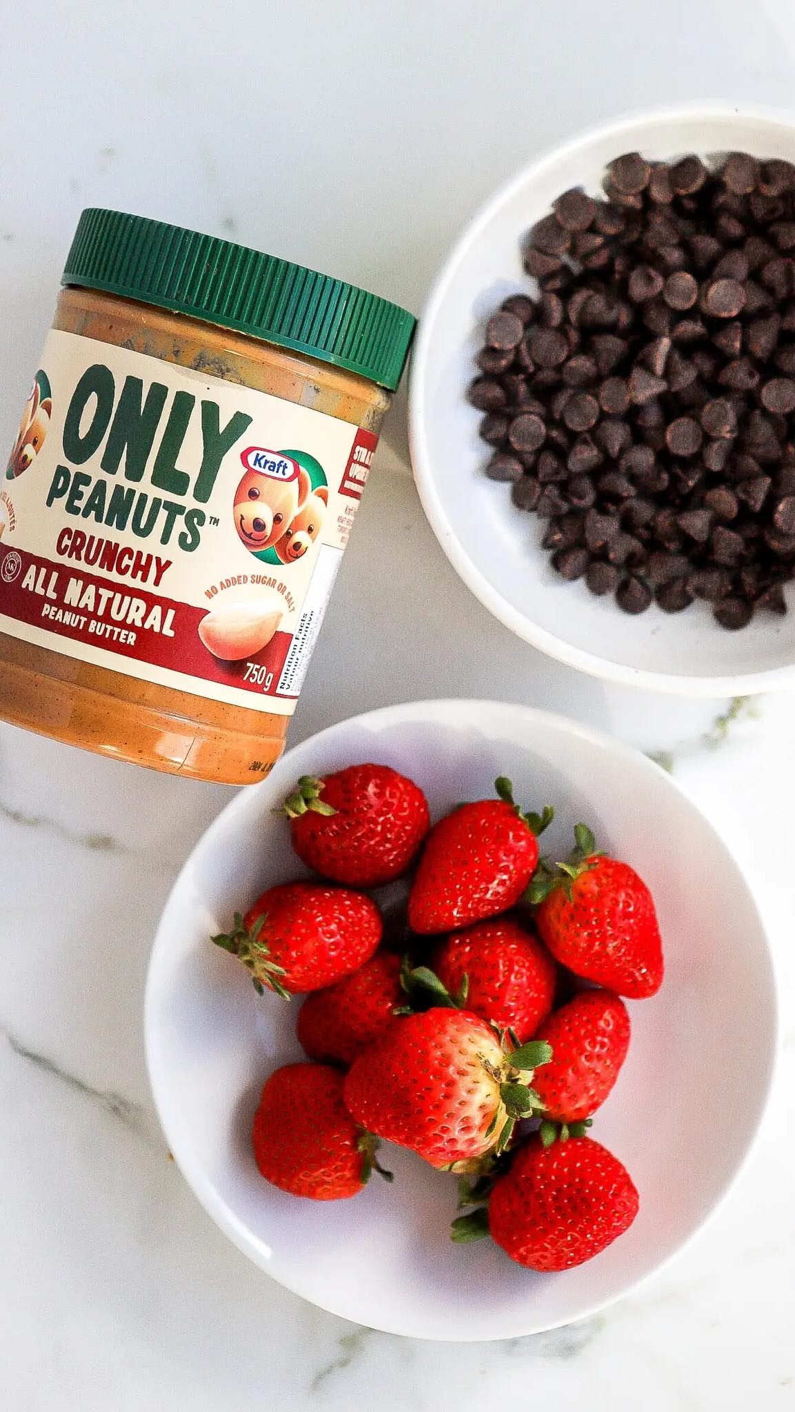 Viral Strawberry Chocolate Bark 🍓🍫 

Perfect as a snack or dessert, be sure to follow @cristina_thomas for more 🫶

Ingre