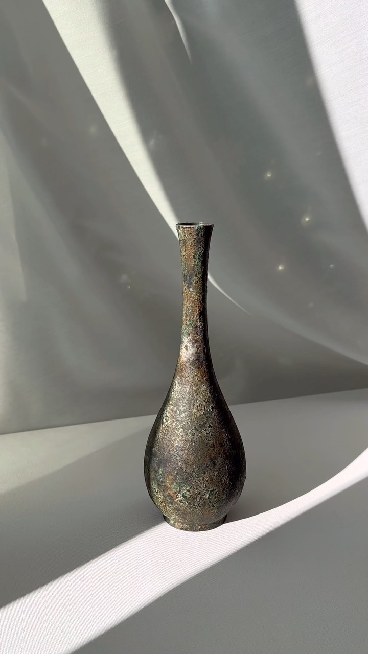 Elegant Japanese bronze vase in the classic tear-drop form with beautiful verdigris encrusted surface. An antique item w