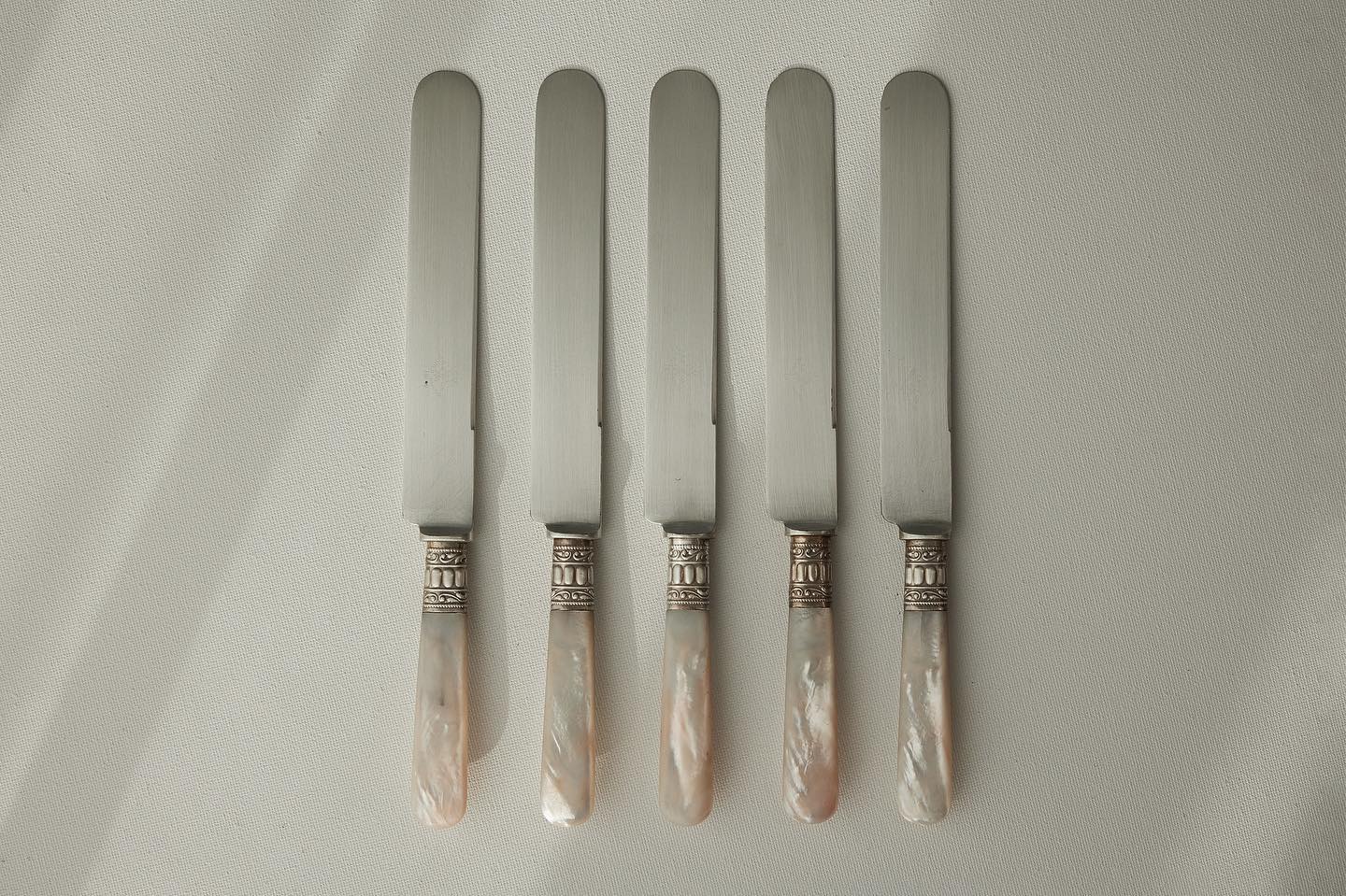 Antique Victorian Silverware, Sterling Silver Knifes with Mother-of-pearl, Set of 5 / Made in 1857 - AVAILABLE 

•

#vin