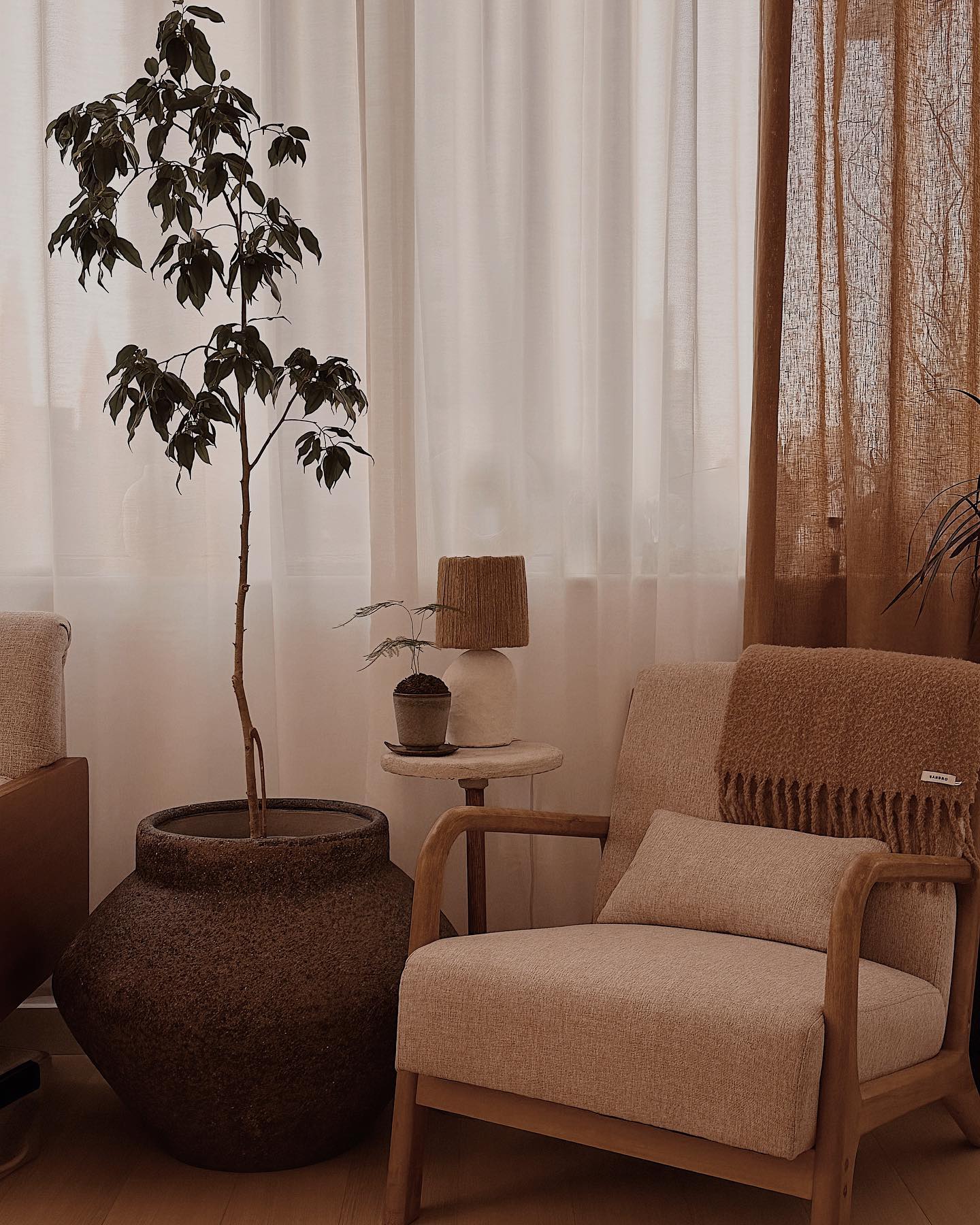 Captured a cozy corner of my vintage-inspired interior space ✨ 

Mixing old and new, vintage and modern, to create a uni