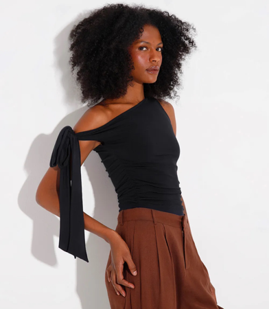 Blusa com amarração preta  thumbnail