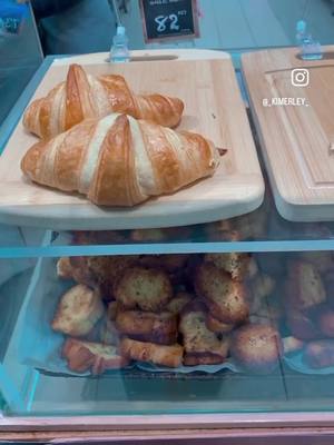 Because “WHY NOT”!? 😌🥐 @carrefourbra @Carrefour UAE  #croissant #cake #smurfcat #vivamexico🇲🇽 #mk1 #welivewelovewelie 
