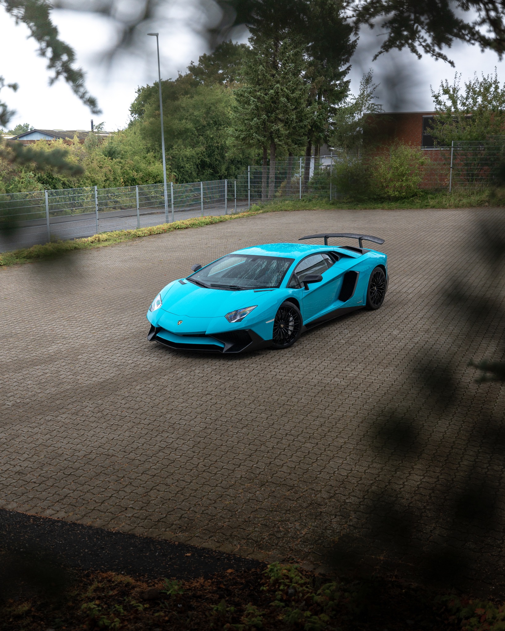 Lamborghini Aventador SV i den helt unikke farve, Blue Glauco 😍

Hvem skulle du ud og køre Aventador med? 

#leasing #ar