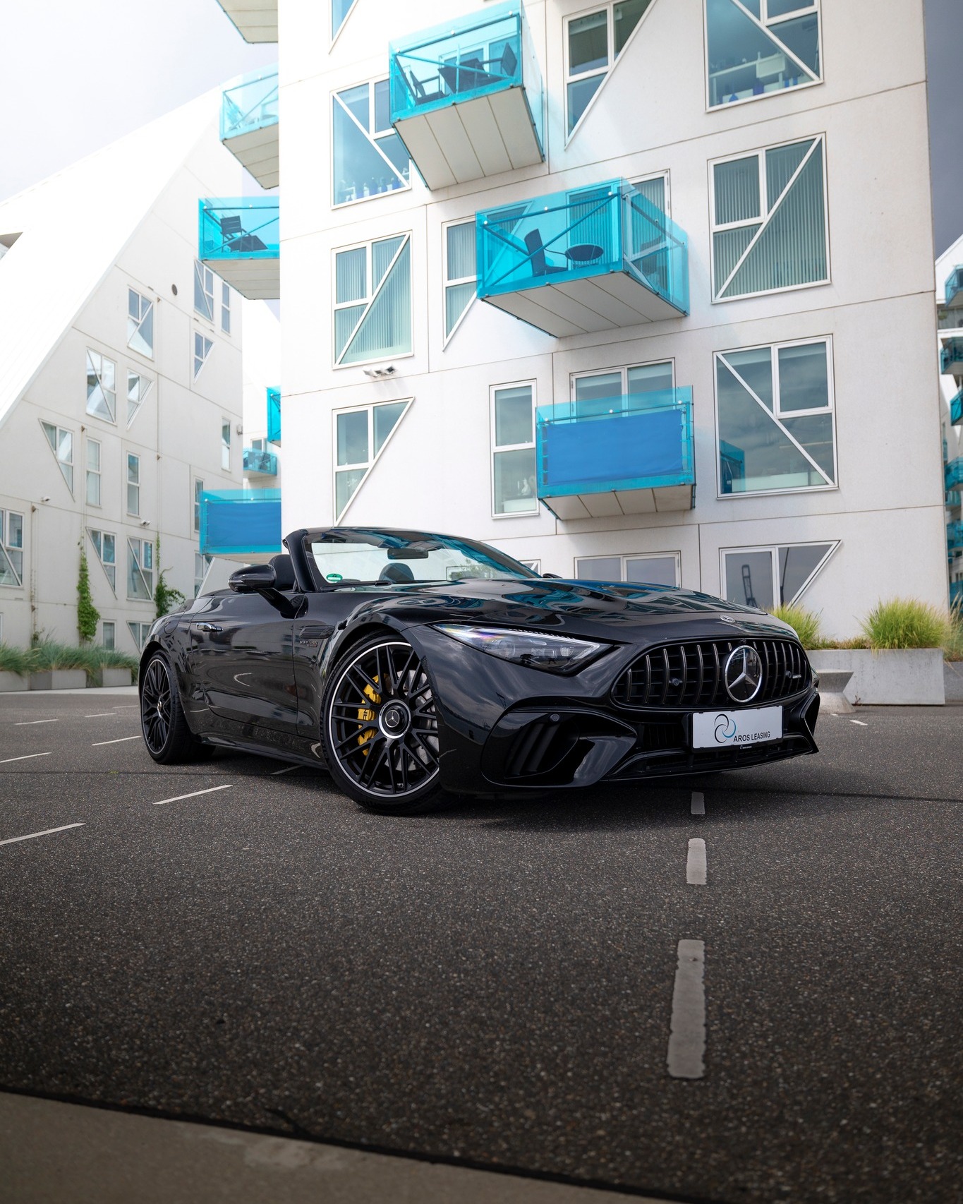 Rå kraft møder elegant design i Mercedes SL63 SMG. 🚀

- 585 HK.
- 0 til 100 km/t på 3,4 sek.
- Firehjulstræk

Find den p