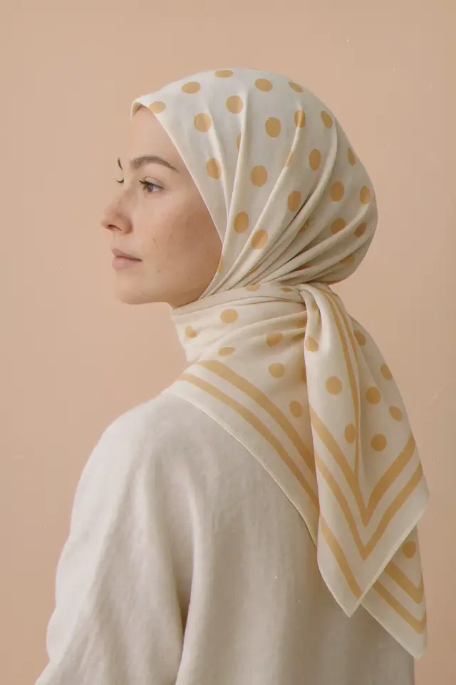 she might be simple! but she’s so classical! 😉  it’s our polka dot scarf for the vintage in you 🫶🏻