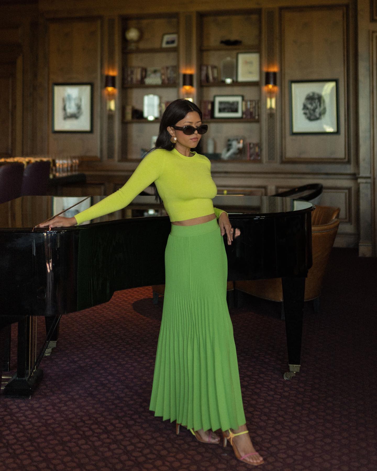 📷 in one of my fave bars  wearing @joostricot knitted top