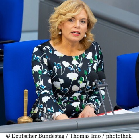 Frau Bundestagspräsidentin treten Sie zurück  thumbnail