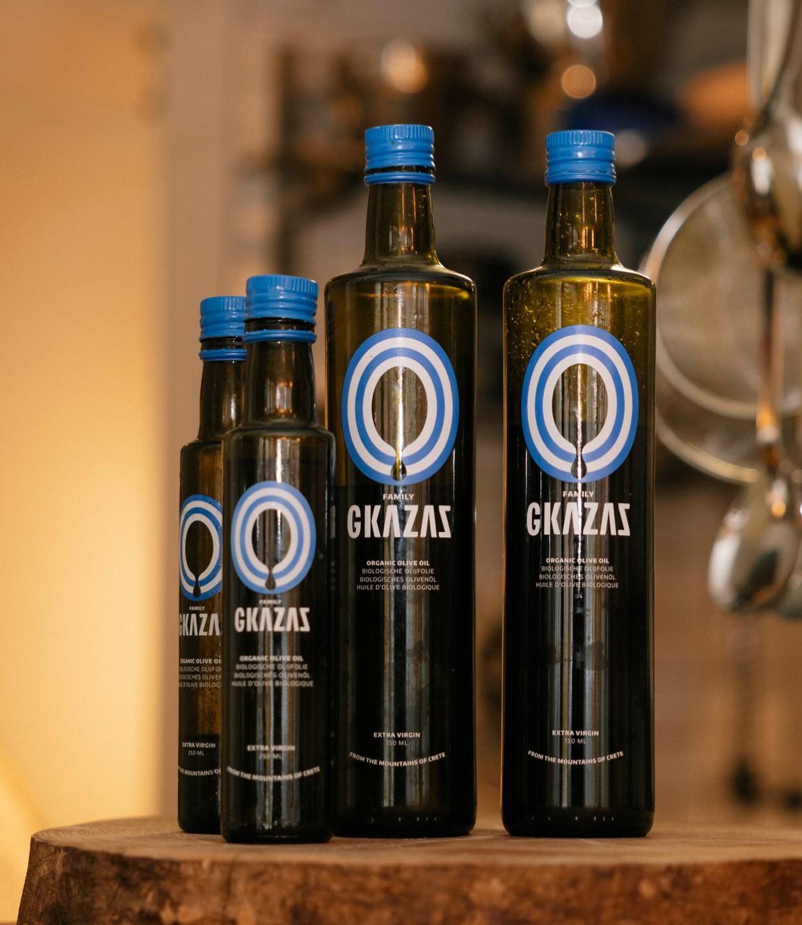 Pro tip:  wij gieten onze olijfolie uit het 5 liter blik over in een fles om die op tafel te zetten of in de keuken te g