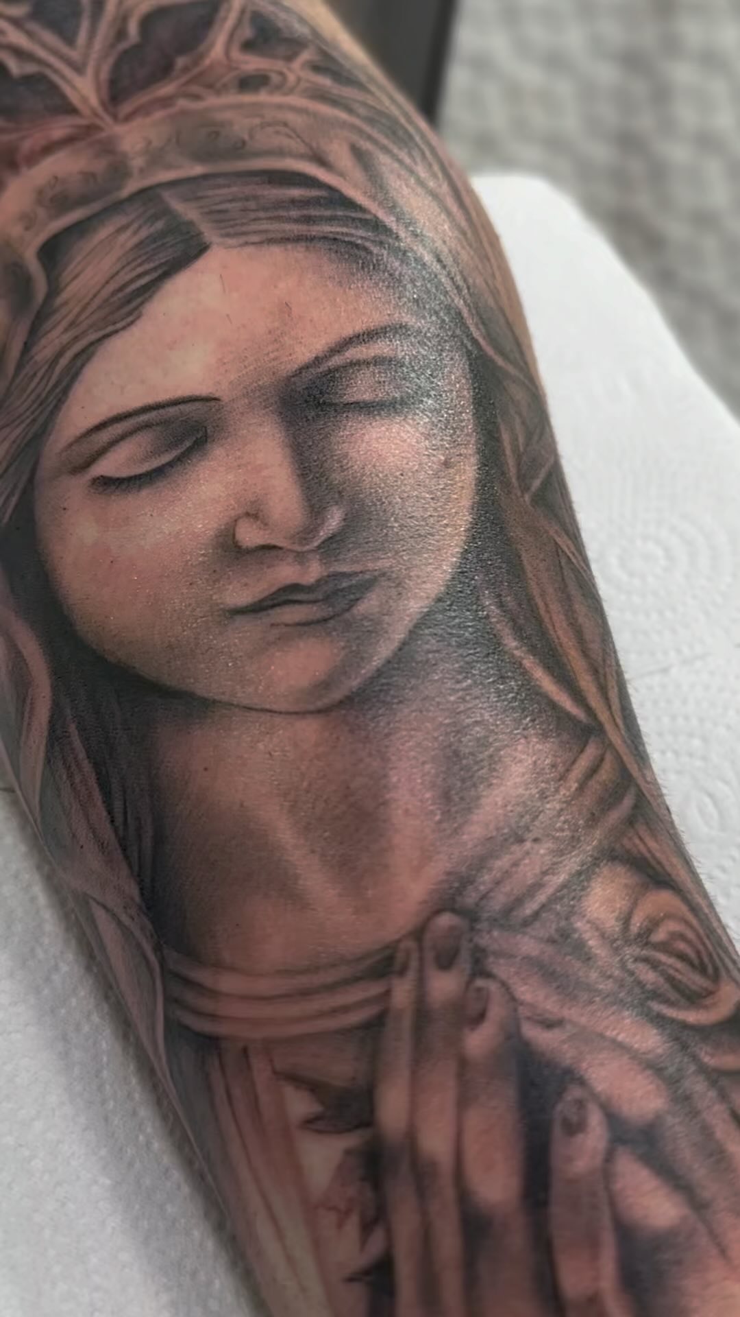 A primeira sessão do fechamento de braço com tema religioso, iniciamos o fechamento com Maria. sessão durou aproximadame