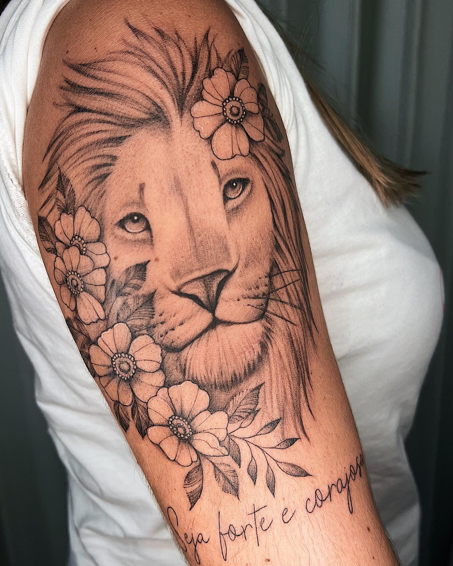 E esse leão feminino bonitão esperando a sua curtida